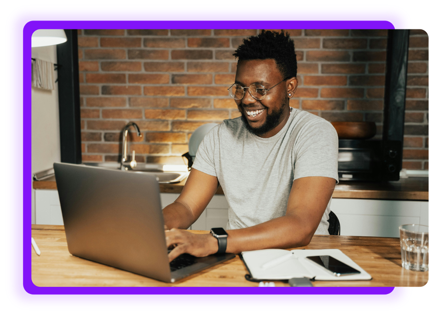 Homme sur ordinateur