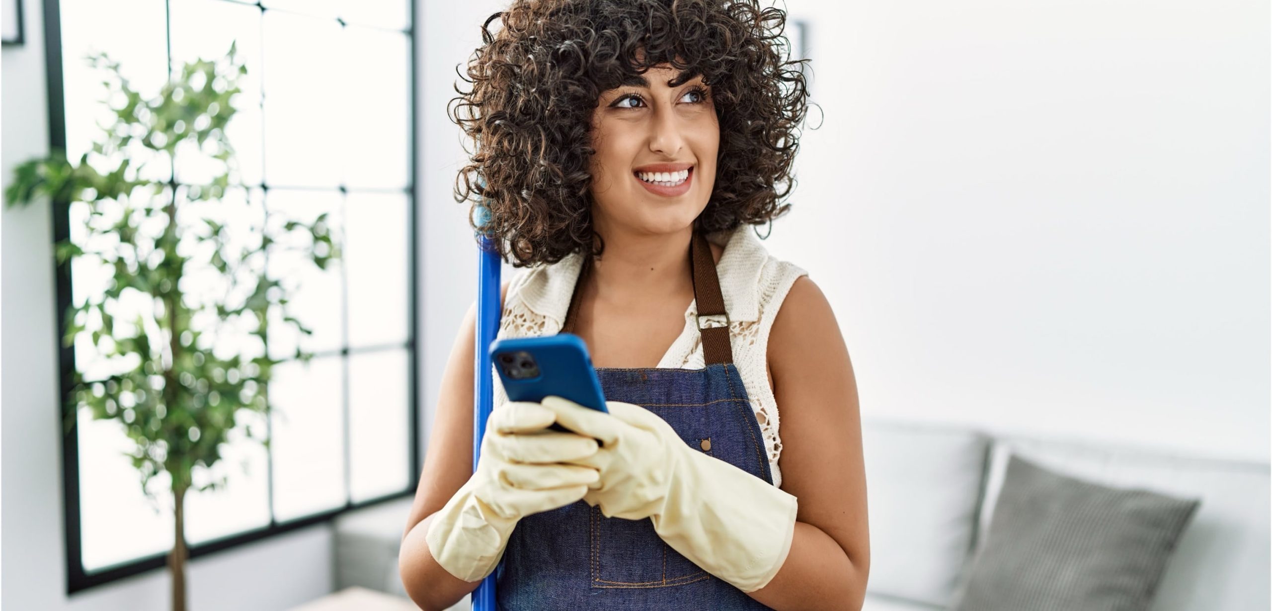 Femme de ménage souriante – Neatik